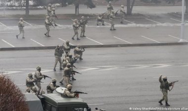 कजाखस्तान में महंगाई के मुद्दे पर विरोध: प्रदर्शनकारी और पुलिसकर्मियों के बीच हुई झड़प