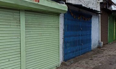 मंडी शुल्क विरोध के चलते किराने का थोक बाजार किया बंद: व्यापारियों ने पुतला फूंककर जताया गुस्सा