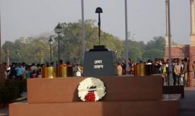 गणतंत्र दिवस के मौके पर बधाई के साथ अमर जवान ज्योति की फोटो शेयर कर किया कटाक्ष