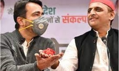 अखिलेश ने प्रेस कॉन्फ्रेंस में अचानक जेब से निकाली लाल पोटली: किसानों के मुद्दे पर BJP को घेरा