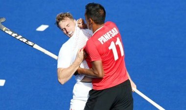 CWG 2022 में भिड़े खिलाड़ी: हॉकी स्टिक लगने पर पकड़ी गर्दन