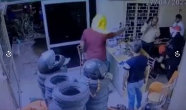बन्दूक की नोक पर कारोबारी से लूटे 6 लाख रुपये, CCTV में कैद हुई पूरी घटना