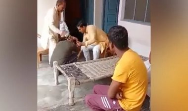 Uttar Pradesh: दबंग प्रधान ने दलित युवक की चप्पल से की पिटाई, विधायक ने किया ट्वीट तो एक्शन में दिखा प्रशासन