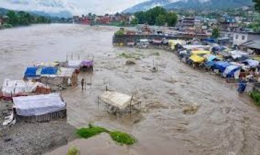 Himachal Pradesh: मंडी में बाढ़ और भूस्खलन से तबाही, 14 लोगों की मौत की आशंका