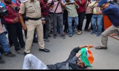 Bihar Protest: आपा खो बैठे पटना ADM, हाथ में देखा तिरंगा फिर भी बरसाते रहे लाठियां