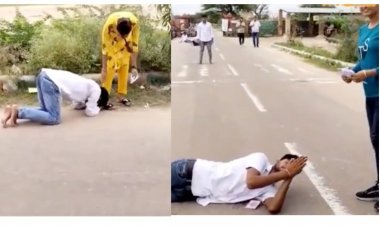 Rajasthan: पैरों पर गिरकर और हाथ जोड़कर वोट मांगते नज़र आये छात्रनेता, वीडियो हुआ वायरल