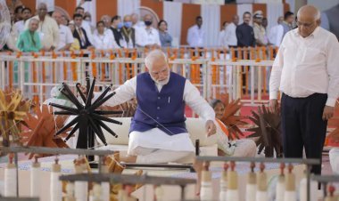 PM Narendra Modi: गुजरात दौरे के दौरान अपनी मां से मिले, आज कच्छ और गांधीनगर में कार्यक्रम