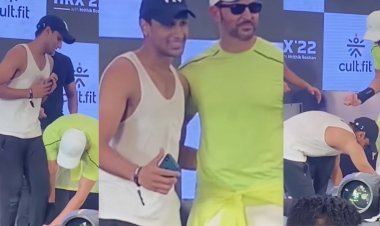 Entertainment: ऋतिक रोशन ने छुये पैर, वीडियो हुआ वायरल