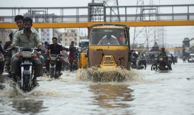 Heavy Rain: बंगलुरु में जलभराव से बाढ़ की स्तिथि, बचाव के लिए नावों को किया तैनात
