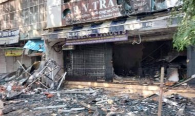 Delhi Fire: चांदनी चौक के कपड़ा बाजार में लगी भीषण आग, 70 से अधिक फायर ब्रिगेड मौके पर पहुंची