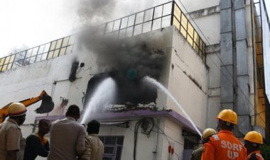 Lucknow: ग्रैविटी कोचिंग सेंटर में लगी आग, दूसरी मंजिल पर फंस गए बच्चे,