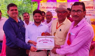 Gonda: गुरुः साक्षात् परं ब्रह्म तस्मै श्री गुरवे नमः, उत्कृष्ट प्रदर्शन वाले शिक्षक बेसिक शिक्षाधिकारी से हुए सम्मानित  