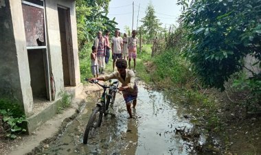 Gonda: आजादी के 75 साल बाद भी नहीं बनी पक्की सड़क, ग्रामीणों ने किया विरोध प्रदर्शन