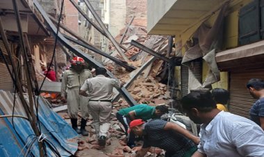 Delhi: आज़ाद मार्केट में ढही चार-मंज़िला ईमारत, दबे 5 मज़दूर