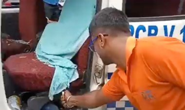 Kolkata Violence: बीएस श्रीनिवास का भाजपा पर तंज, कहा- प्रधानमंत्री इन दंगाइयों के कपड़े, झंडे देखकर इन्हें पहचान लेंगे