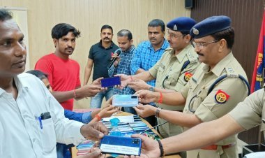 Fatehpur: सर्विलांस टीम ने खोज निकाले 156 मोबाइल, एसपी के हाथ मोबाइल वापिस पाकर खिल उठे लोगों के चेहरे