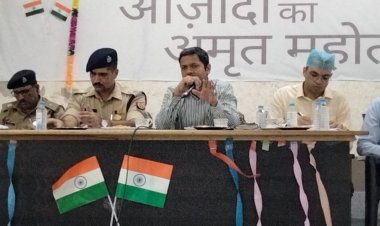 Mathura: मुख्यमंत्री के कार्यक्रम को लेकर डीएम एसएसपी ने अधिकारियों के साथ की ब्रीफिंग