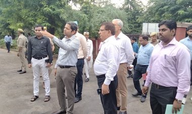 Mathura: जिलाधिकारी ने सुनी कलेक्ट्रेट कार्यालय में जन शिकायतें, कलेक्ट्रेट परिसर का निरीक्षण कर दिए आवश्यक दिशा निर्देश