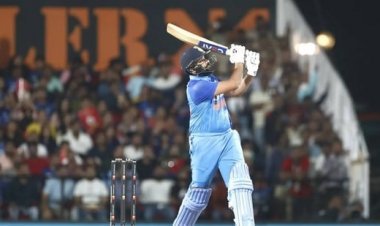 IND vs AUS: हिटमैन के बल्ले ने उगली आग, अक्षर की फिरकी में फंसे कंगारू