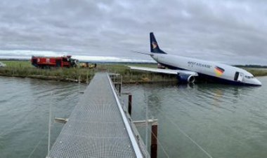 Cargo Plane: लैंडिंग के दौरान रनवे से फिसला विमान सीधे जा गिरा पानी में, पढ़िए पूरी ख़बर