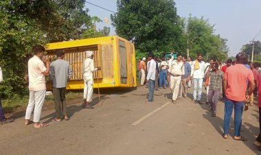 Madhya Pradesh: बच्चो से भरी स्कूल बस हुई दुर्घटनाग्रस्त, 1 बच्चे की मौत और कई घायल
