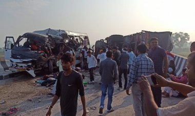 UP NEWS: लखीमपुर में एक निजी बस और ट्रक के बीच जोरदार टक्कर, 6 लोगी की मौत 26 घायल