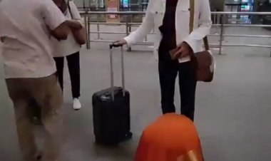 Arun Govil: एयरपोर्ट पर प्रशंसकों ने किया प्रभु श्रीराम का भव्य स्वागत, महिला का दंडवत प्रणाम का वीडियो वायरल