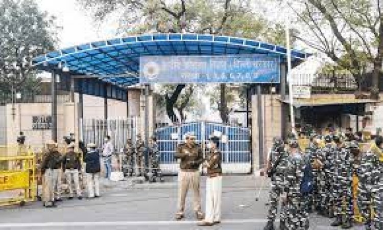 तिहाड़ जेल के पांच कैदियों ने किया खुद को घायल: अस्पताल में भर्ती