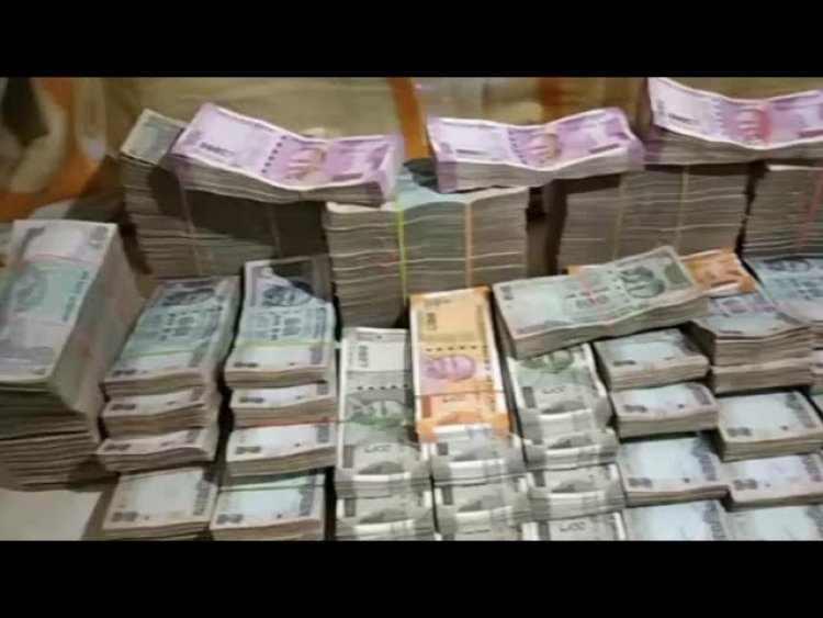 शराब कारोबारी के घर आयकर विभाग की रेड: आठ करोड़ कैश, तीन किलो सोना ज़ब्त