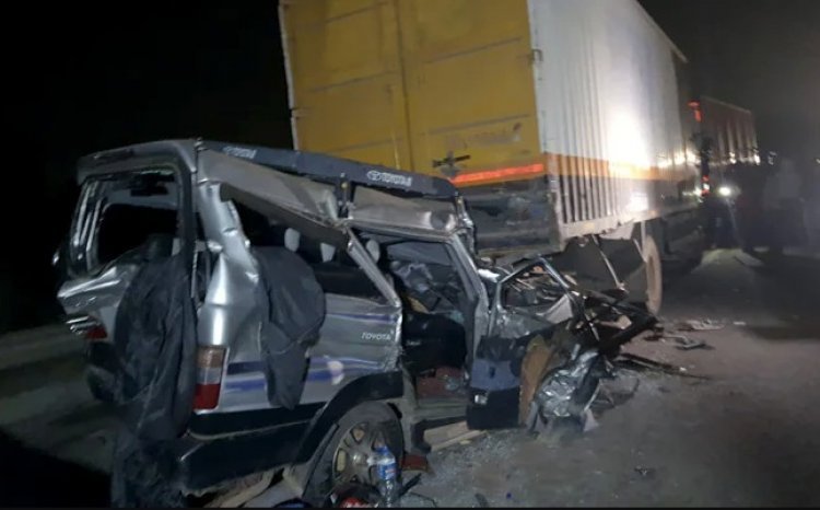 ट्रक और कार में जोरदार टक्कर: हादसे में चार की मौत, छह घायल