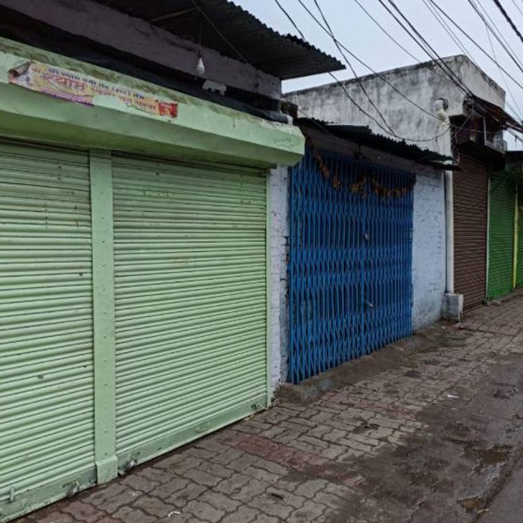 मंडी शुल्क विरोध के चलते किराने का थोक बाजार किया बंद: व्यापारियों ने पुतला फूंककर जताया गुस्सा