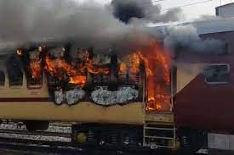 बिहार में छात्रों का हंगामा, की आगजनी: रेल मंत्रालय का बड़ा फैसला