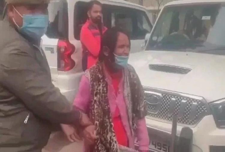 पूर्व मुख्यमंत्री की गाड़ी के सामने महिला ने किया आत्मदाह का प्रयास: मंत्री के बेटे पर लगाया बेटी के अपहरण का आरोप