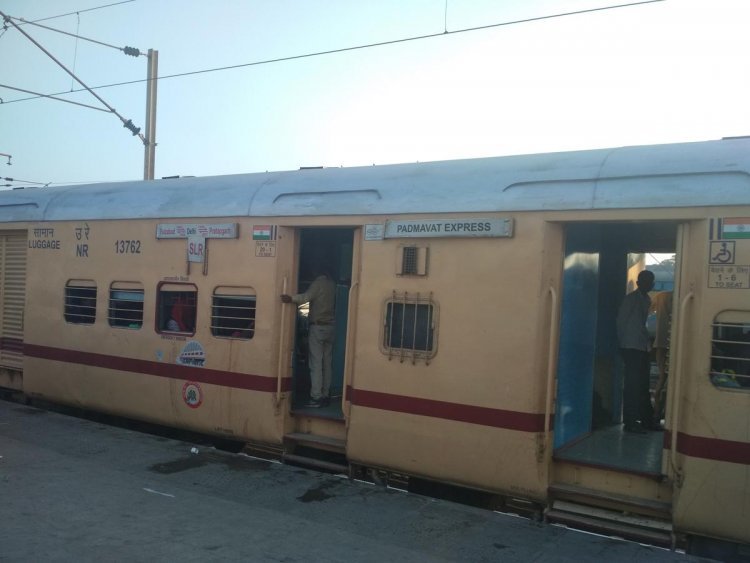 चलती ट्रेन से अलग हुए डिब्बे, जानकारी मिलने पर चालक के उड़े होश