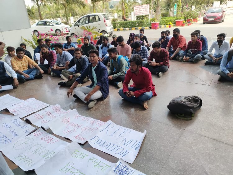 बीबीएयू में विद्यार्थियों ने ऑफलाइन क्लासेस के लिए किया धरना प्रदर्शन