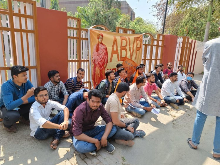न्यू कैंपस में व्याप्त अव्यवस्थाओं के विरोध में ABVP का प्रदर्शन