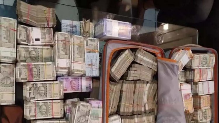 मध्य प्रदेश में सहायक इंजीनियर व क्लर्क के घर छापा: क्लर्क ने पिया फिनायल