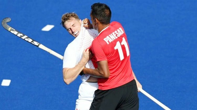 CWG 2022 में भिड़े खिलाड़ी: हॉकी स्टिक लगने पर पकड़ी गर्दन