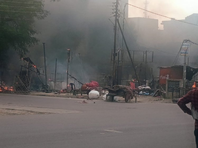 लखनऊ के संगम चौराहे पर मौजूद संगम होटल में लगी भीषण आग: पूरा होटल तहस नहस