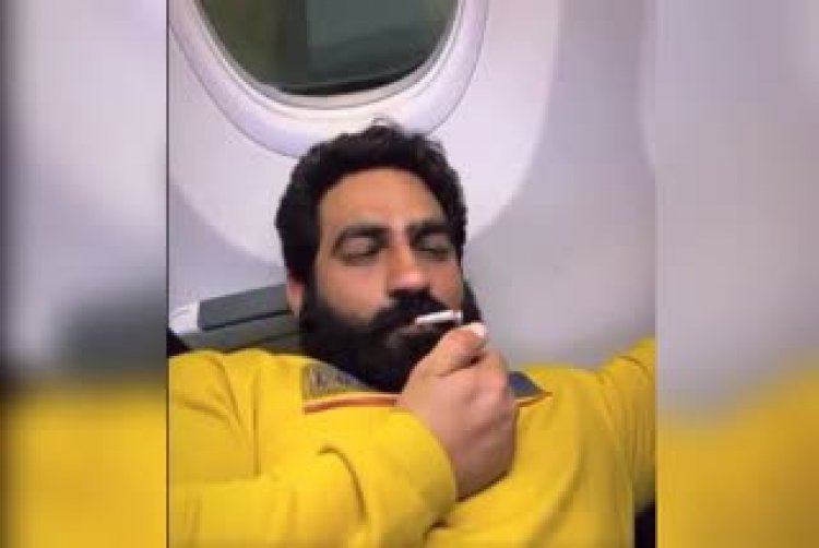 विमान के अंदर सिगरेट का कश लेते हुए नज़र आये सोशल मीडिया इन्फ्लुएन्सर: लोगो ने उठाये सवाल