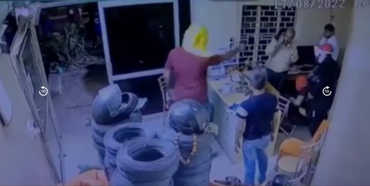 बन्दूक की नोक पर कारोबारी से लूटे 6 लाख रुपये, CCTV में कैद हुई पूरी घटना