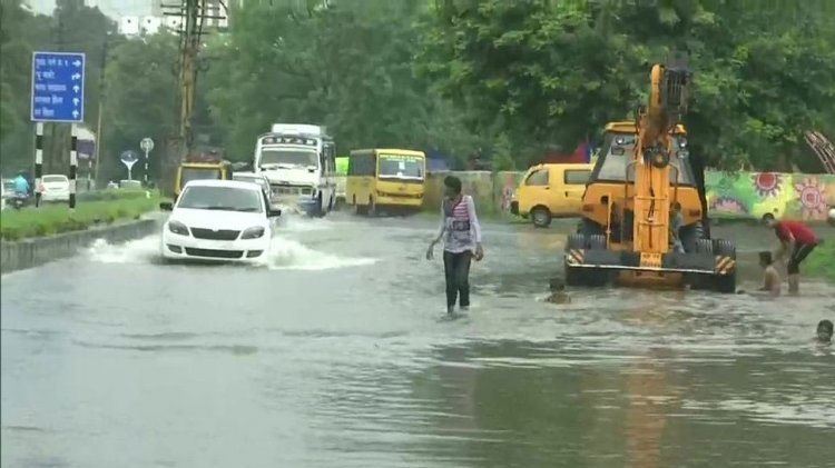 Madhya Pradesh: भारी बारिश से बिगड़े हालात, सुरक्षा के लिए कलेक्टरों ने दिए निर्देश