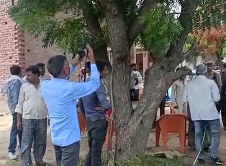 Uttar Pradesh Crime: हैवान पिता ने की बेटी की हत्या, शव को पेड़ पर लटका कर लगाई आग