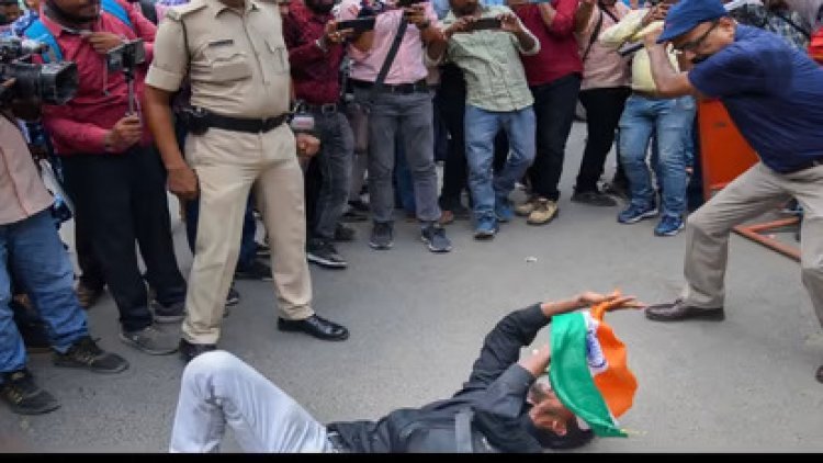 Bihar Protest: आपा खो बैठे पटना ADM, हाथ में देखा तिरंगा फिर भी बरसाते रहे लाठियां