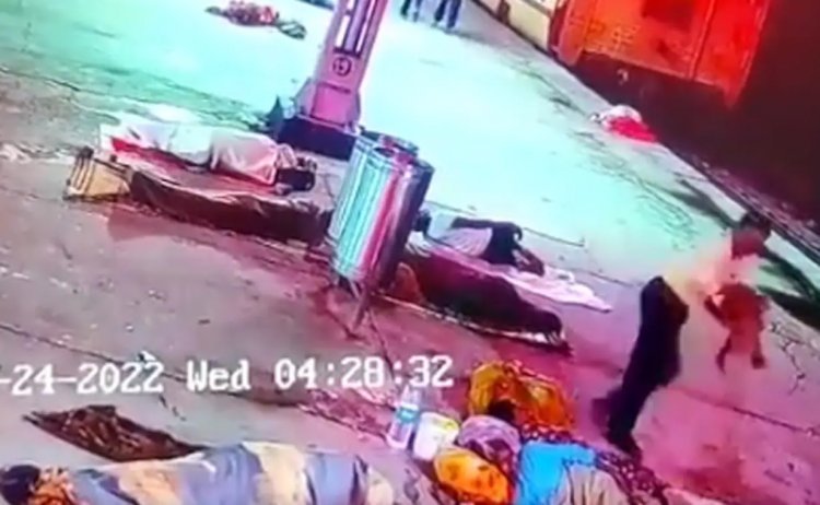 Mathura: रेलवे स्टेशन पर महिला के साथ सो रहे बच्चे को चुरा कर भागा शख्स, वीडियो हुआ वायरल