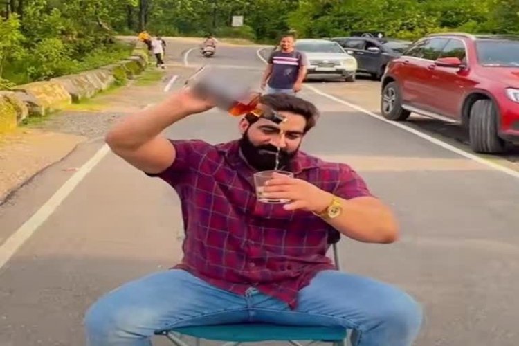 Bobby Kataria: सड़क पर टेबल लगाकर शराब पीना पड़ा महंगा, घोषित हुआ 25 हजार इनाम