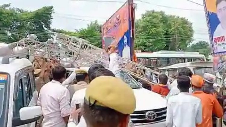 Pratapgarh: मंत्री आशीष पटेल की कार पर गिरा टावर, सोशल मीडिया पर  वीडियो वायरल