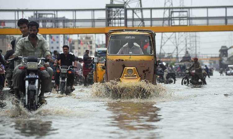Heavy Rain: बंगलुरु में जलभराव से बाढ़ की स्तिथि, बचाव के लिए नावों को किया तैनात