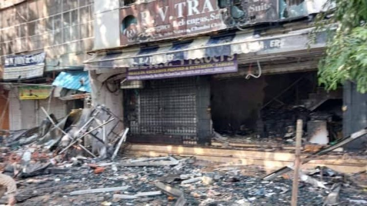 Delhi Fire: चांदनी चौक के कपड़ा बाजार में लगी भीषण आग, 70 से अधिक फायर ब्रिगेड मौके पर पहुंची