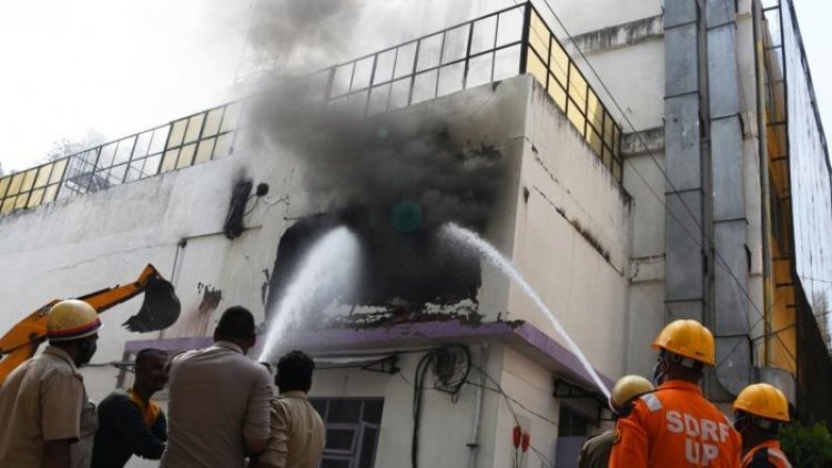 Lucknow: ग्रैविटी कोचिंग सेंटर में लगी आग, दूसरी मंजिल पर फंस गए बच्चे,